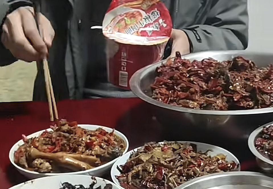 河北女婿来江西过年，菜肴里竟然全是辣椒，最后却只能是吃泡面，这个背后绝对不是简单