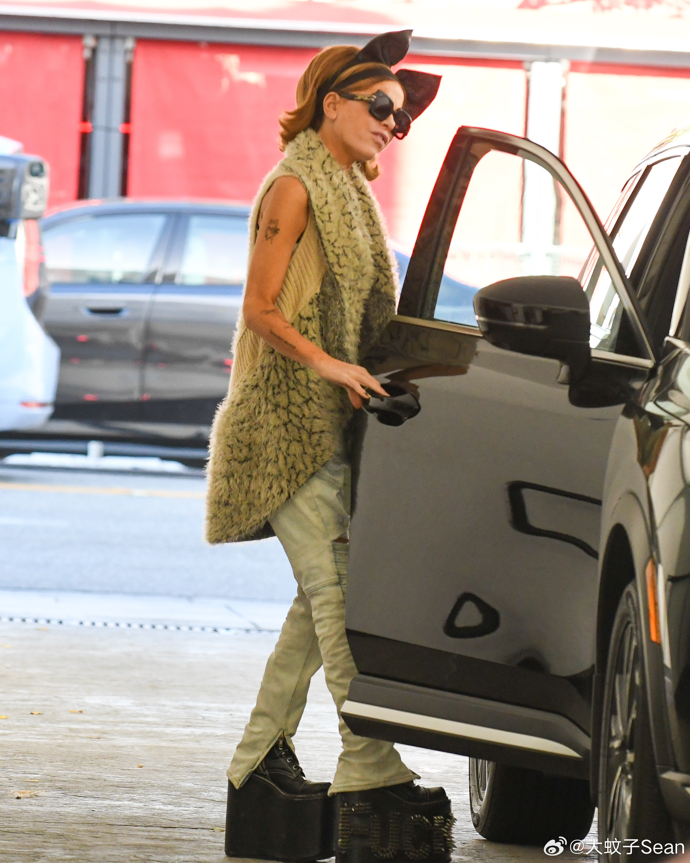 kate beckinsale凯特贝金赛尔在洛杉矶外出，好久不见的K妈踩着厚底鞋