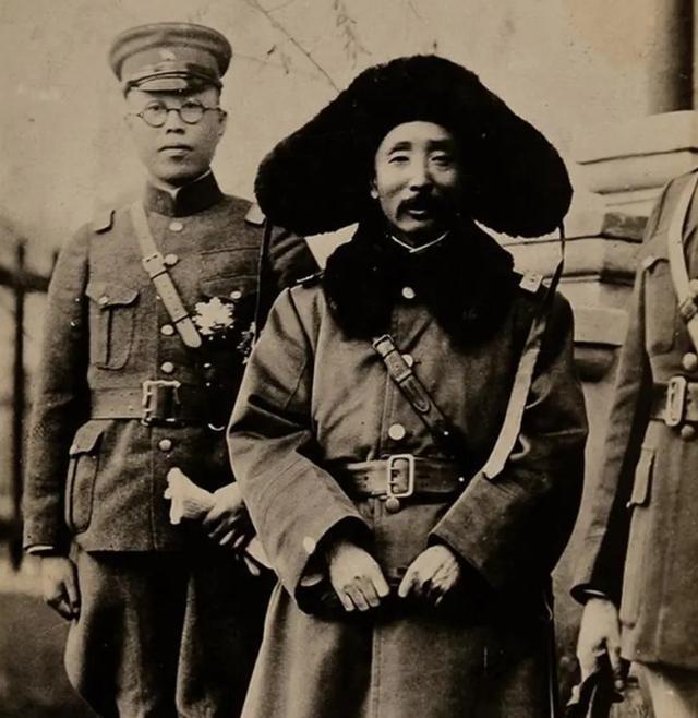 一次，张作霖正在面试4个保镖，突然，后院有人大喊：“抓刺客。”

其中3人飞快地