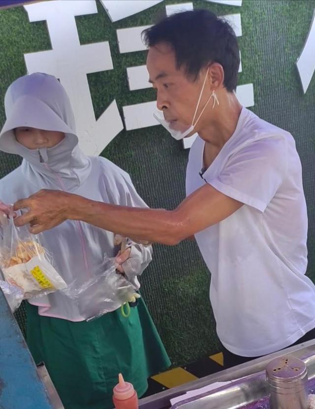 景德镇“鸡排哥”火炸了！开摊半小时排200米长队，亲戚组团成“鸡排家族”，爆火后