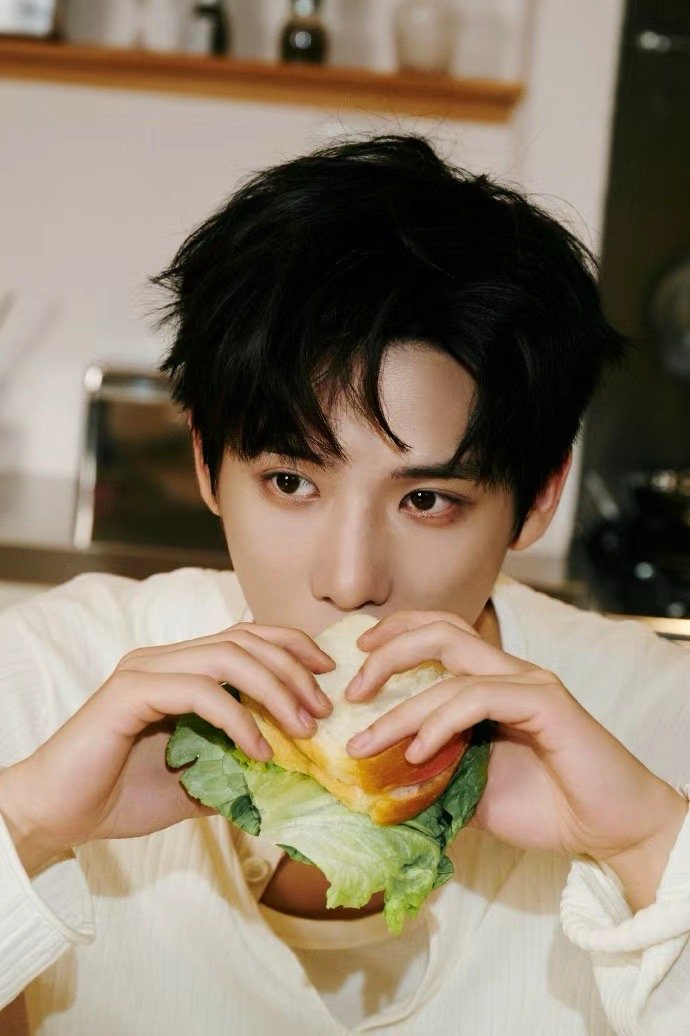 王安宇居家男友感王安宇宇你相见王安宇宇你相见，王安宇居家男友感，谁懂白色V领造型