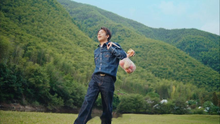 点开丁真的田野坐标 跟随丁真的脚步，聆听土地的低语。麦穗在季节里沉淀出金黄，火候