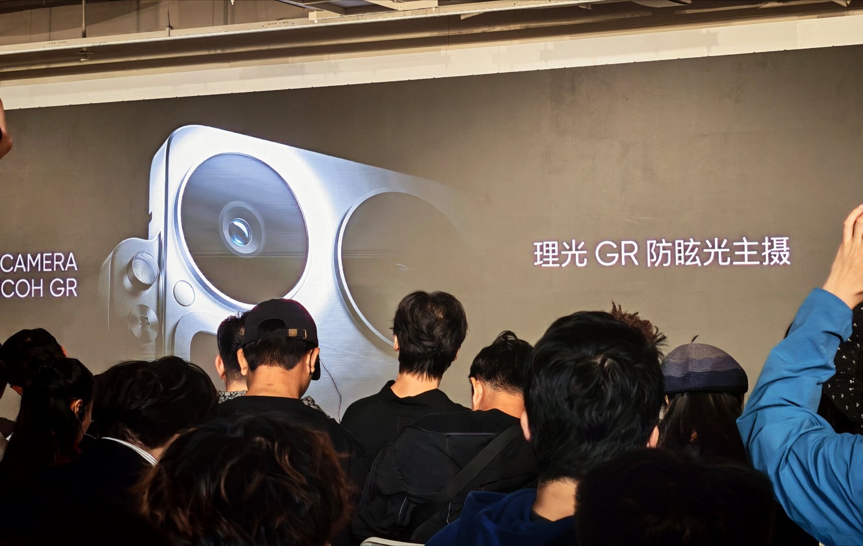 GT8系列这次和理光联手，在硬件上也是定制了理光GR防眩光主摄，要通过理光内部的