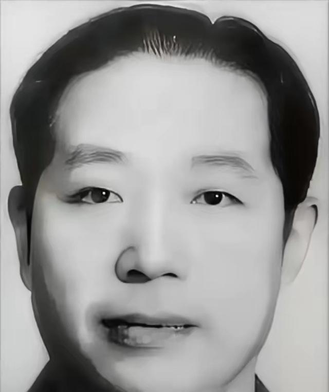 1937年，刺蒋失败后，百变杀手华克之投奔延安，伟人看到后却当场断言：你绝不能留