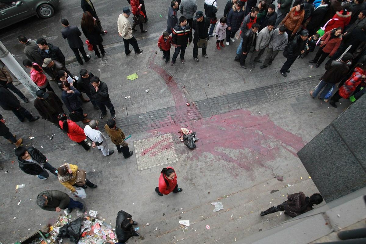 大四女生课间休息竟坠楼身亡，这究竟是意外还是另有隐情？更令人震惊的是，学校竟然在