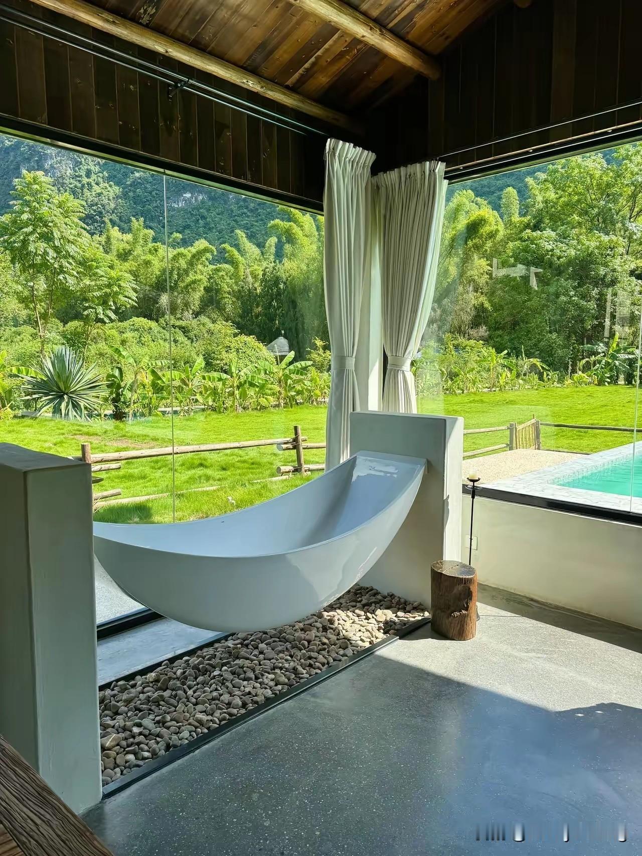 想要改变自己
就得不怕出丑

我以前特社恐
上台讲话腿都抖
后来
硬着头皮在公开