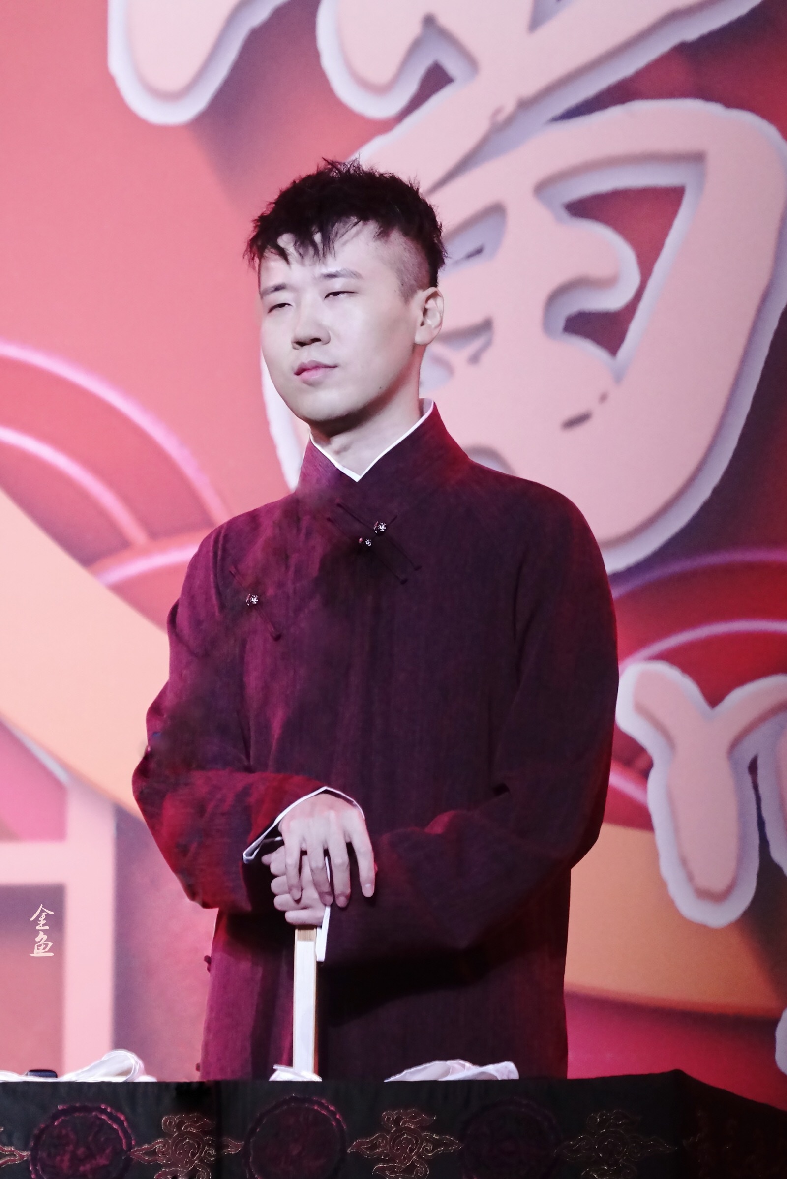 球赛季解说少不了德云社杨九郎凭一张嘴把球场讲成德云社分社，跟王一珩跨界同框聊球，