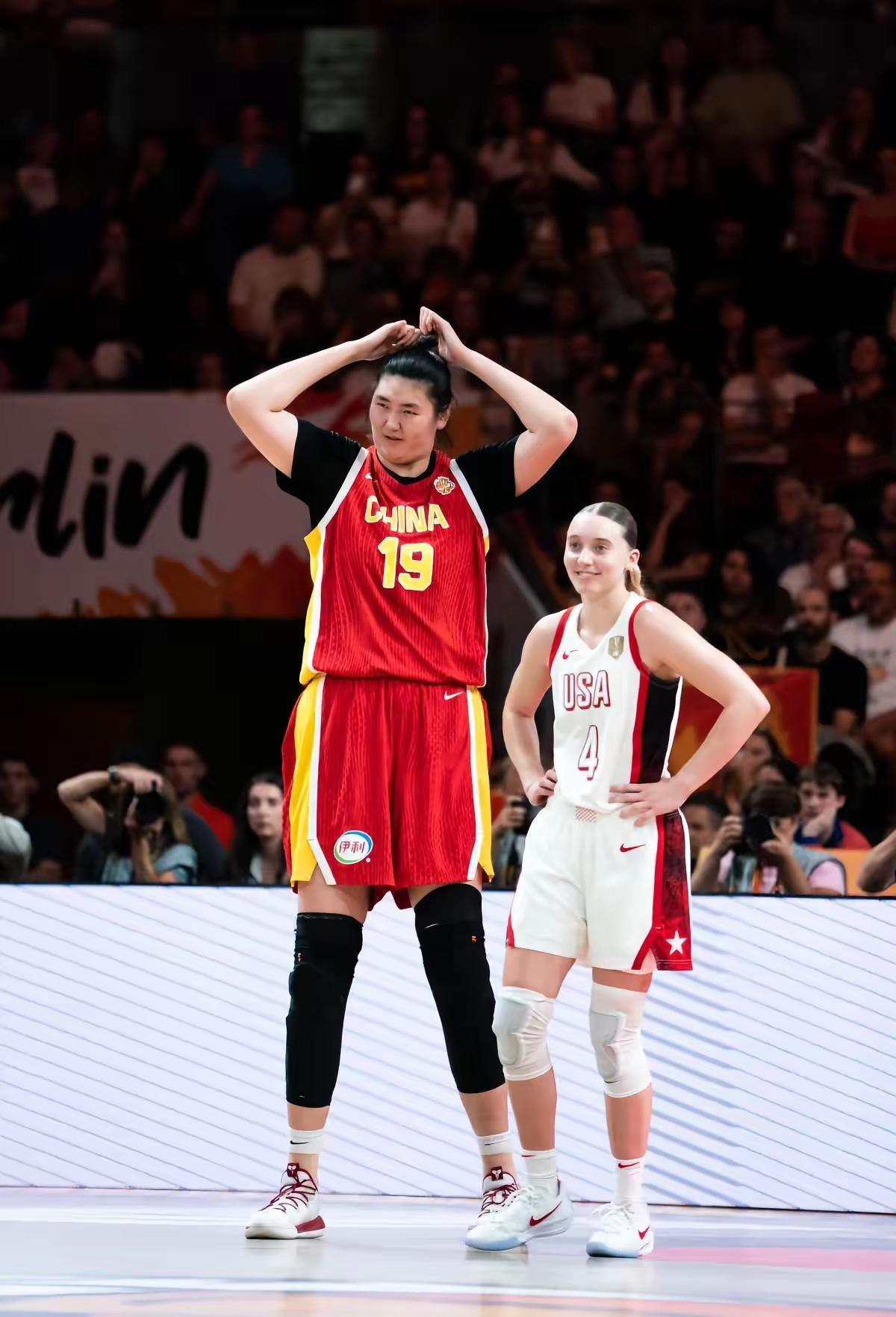 1米83的“甜心”与2米23的“长城”同框😜期待你们可以在WNBA的赛场上对位
