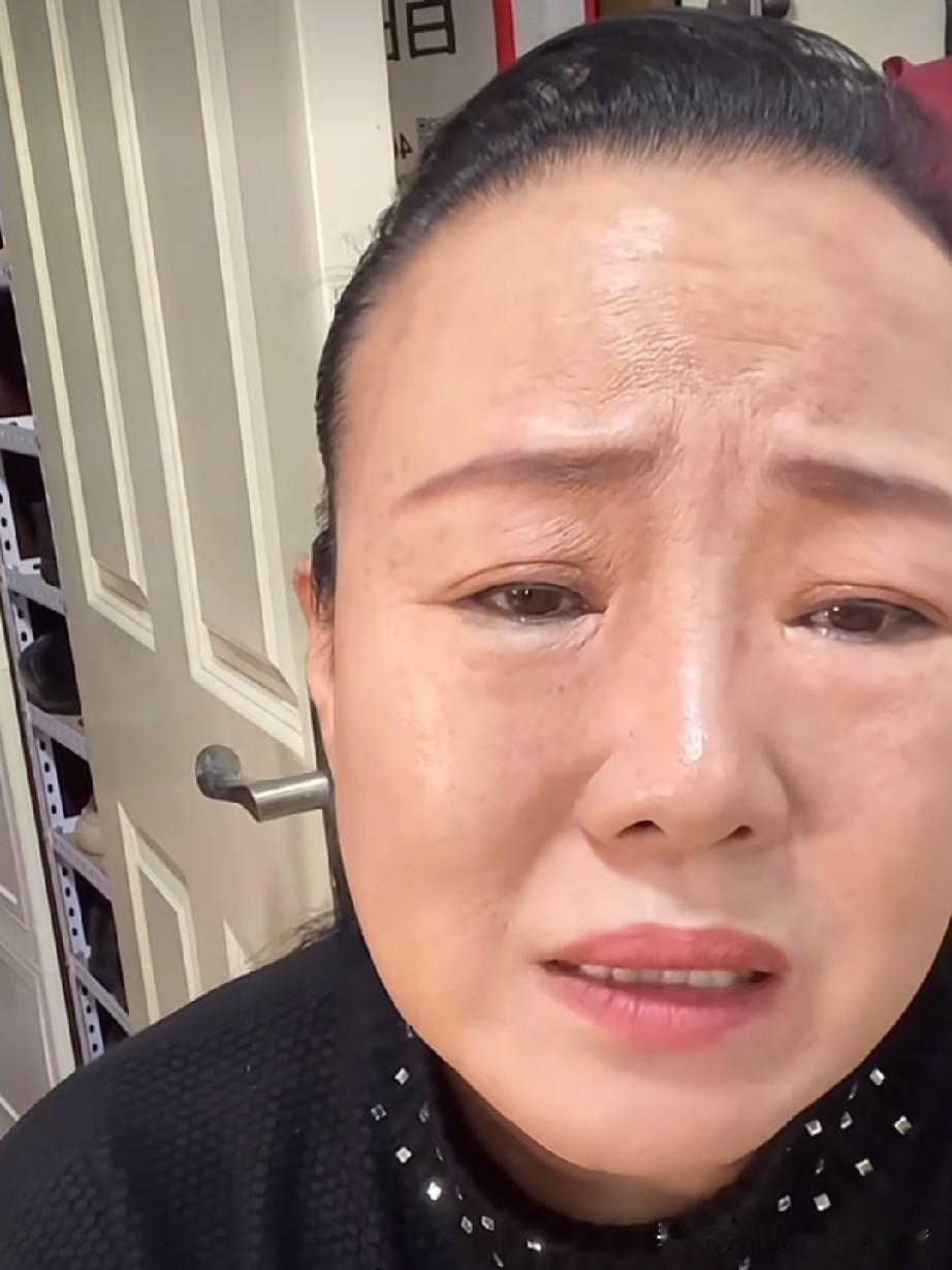 孙立荣直播间有人问：“立荣也是农村老娘们吗？”她笑着说：“可不是咋的，农村人咋了