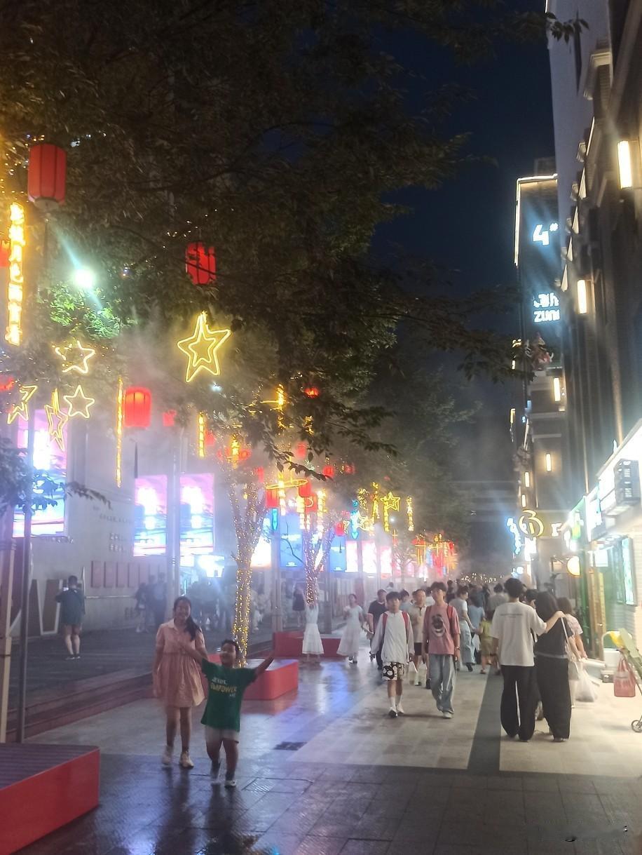 徐州彭城一号步行街新装了喷雾管装置，每当夜幕降临，华灯齐放，云雾缭绕，如梦似幻。