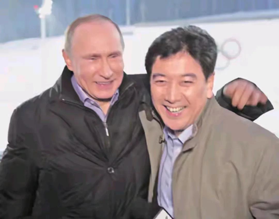 一张普金和水均益的合影，那时俄罗斯和乌克兰还没有战争，普金笑容好灿烂。水均益笑容