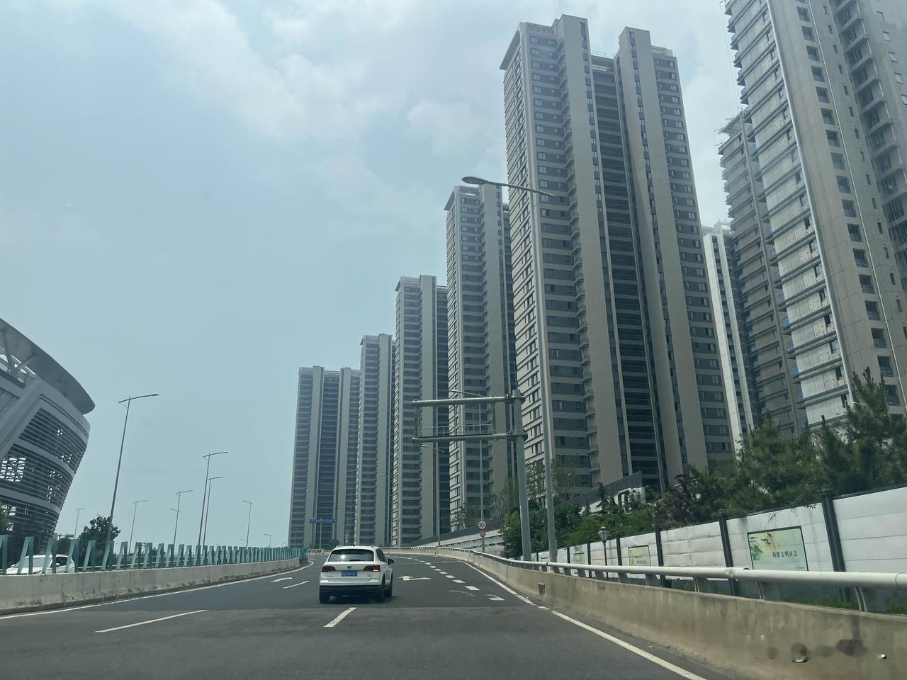 有时候，有些房子必须远离。

就拿欢乐滨海城片区，瑞昌路立交桥旁的“云上观海”来