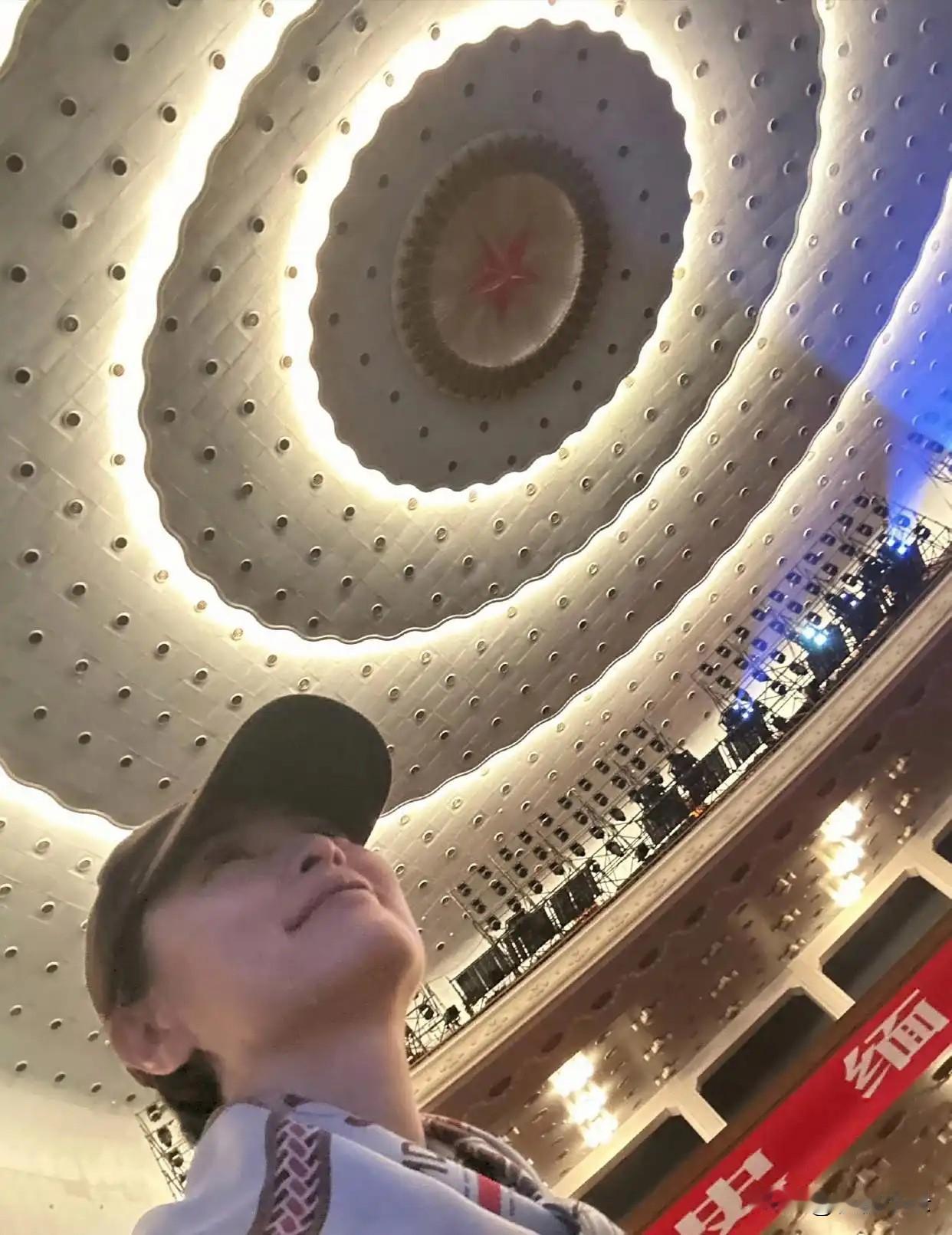 吴越分享九三文艺晚会后台照，并配文“再见啦我亲爱的五角星”！[得意][得意]