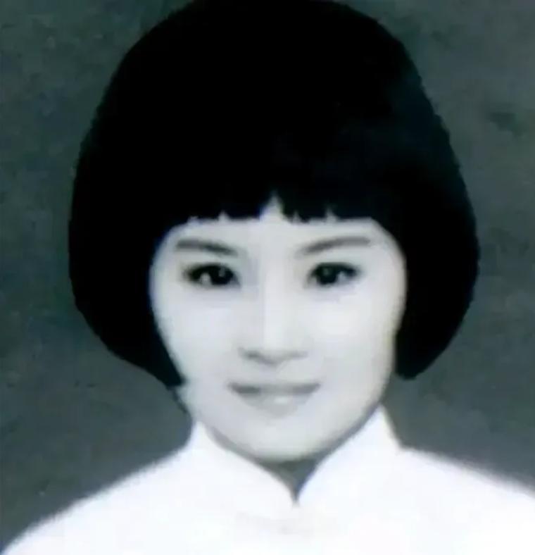 1931年，27岁的女战士梁慧贞被五花大绑。行刑人端起了枪。她突然摘下腕上的手表