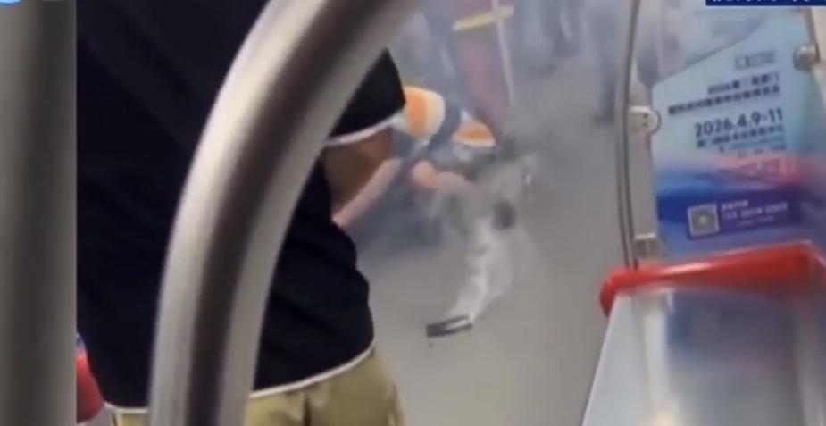 厦门地铁冒烟的手机系Iphone16 pro Max