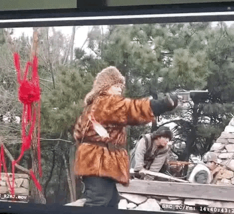 图1：演技什么的，多少还是有的吧。
图2：真是吃货啊，配根香肠都要跟别人不一样。