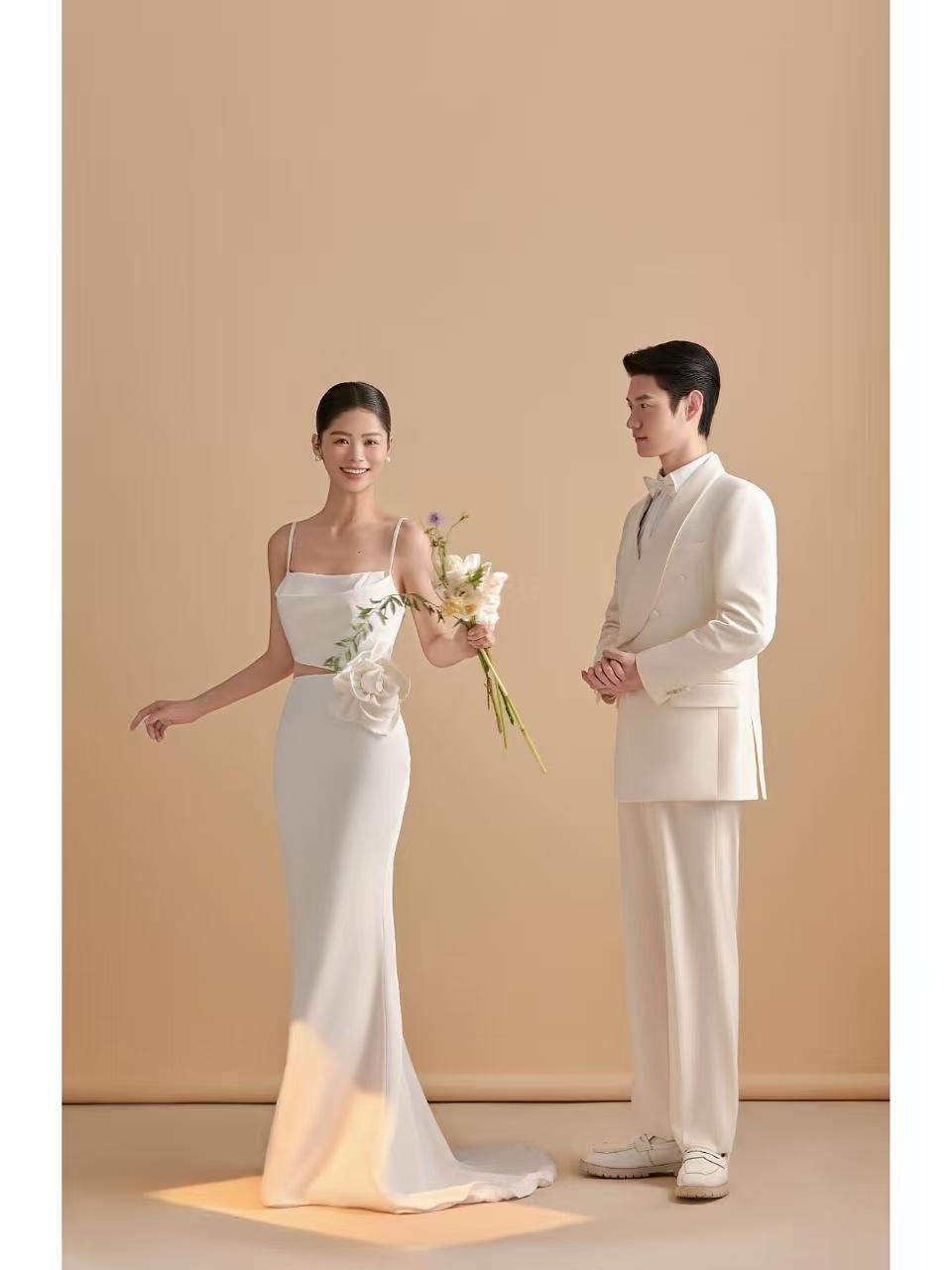 米色是光最温柔的画布，影子在它上面都变得柔软。🤎🕯️ 这组米色背景光影婚纱照