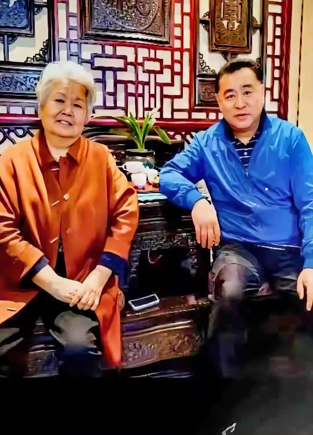 图片中的两位是中央新闻联播第一代优秀播音员，邢质斌和第二代中央新闻优秀播音员张宏