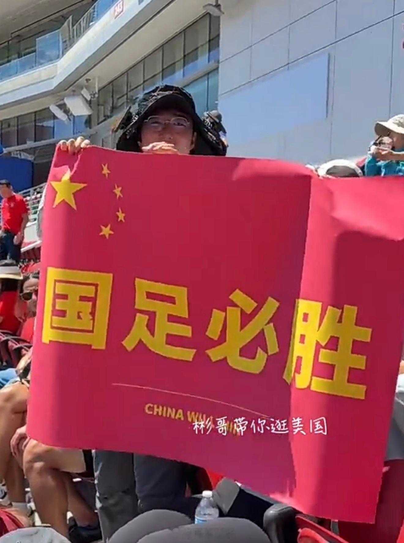 如果是国旗，不能印字。如果不是国旗，不能这样印五颗星仿冒国旗样式。《国旗法》明确