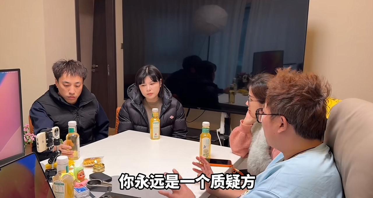 有些情侣的“比赛”，第一节没打完就已经输了。
看看“都是杨”和“小羊崽”的数据：