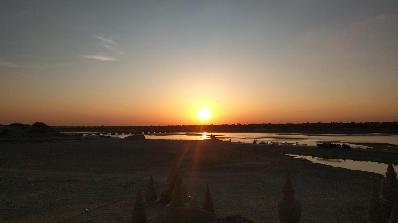 分享一张夕阳下的照片傍晚时分，夕阳西沉，弱水缓缓流淌，晚霞映红了西边天际，一轮圆