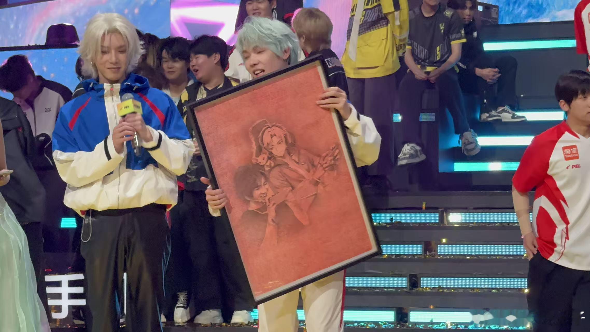 花傲天重返赛场携全员谢幕2026PEL春决冠军之夜 花傲天以选手身份返场，与LG