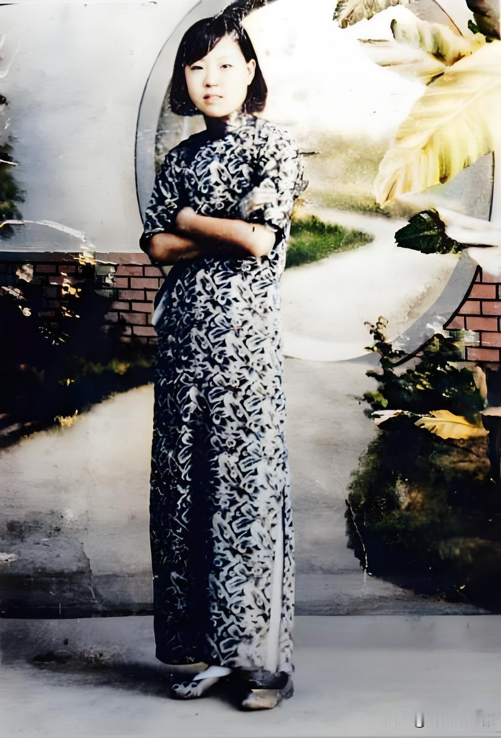 照片中谭玉龄这姑娘，其实是正儿八经的满人，原姓他他拉氏，后来才改姓谭。1937年