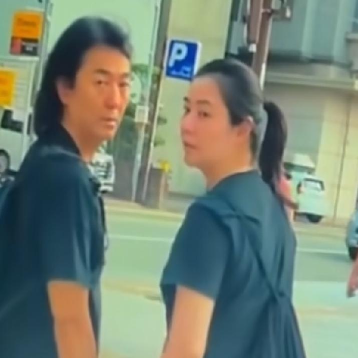 网友街头偶遇郑伊健和蒙嘉慧，
两个人是真的接地气，
一人一个双肩帮，
一身黑色运