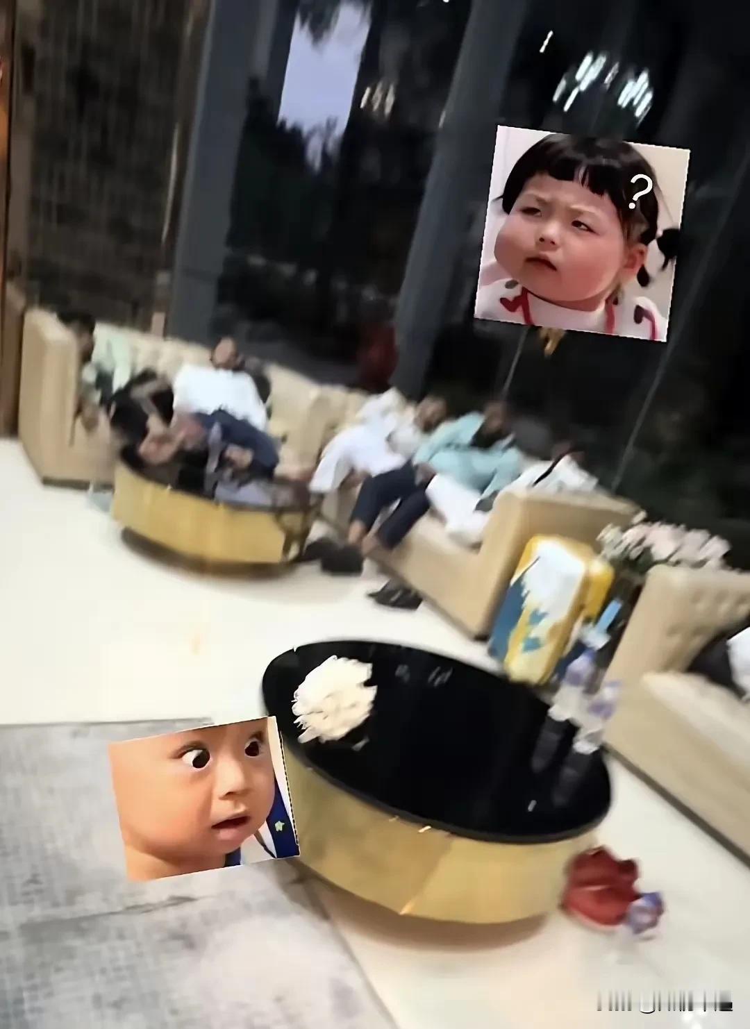 广州某酒店！大堂沙发上跟叠罗汉似的，横七竖八躺了七八个印度人，茶几也不放过，脱了