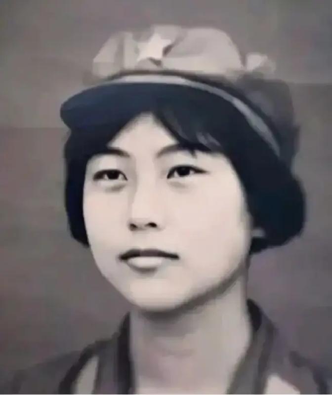1982年女飞行员刘晓莲在驾驶飞机爬升至700米时，突然被一架歼击机撞击，伴随一