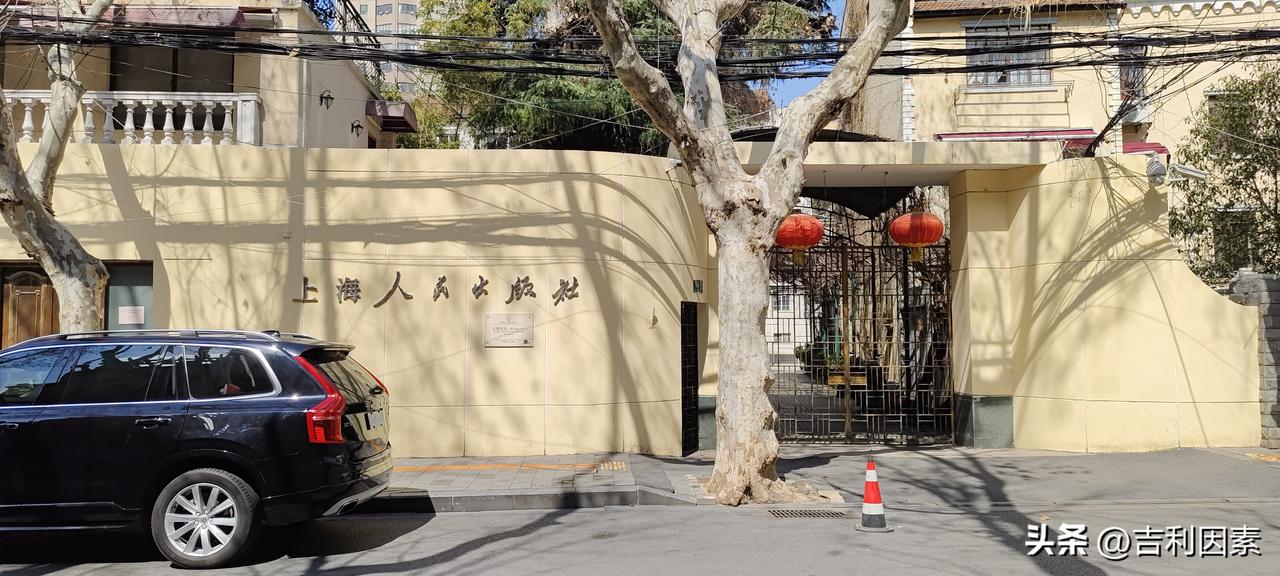 在一条看起来并不繁华的街道里，藏着很多有着历史记忆的古建筑，还有已经有百余年历史