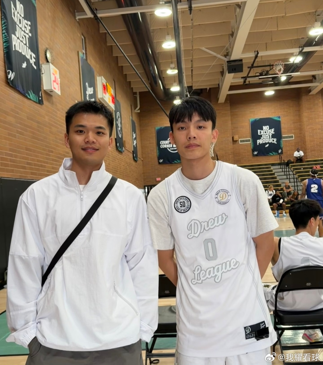 有球迷在美国洛杉矶偶遇到徐杰，徐杰正参加德鲁联赛保持实战竞技状态 