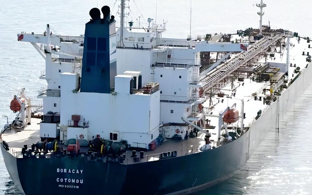 俄罗斯 “海马” 号油轮满载着委内瑞拉的 “救命石脑油”刚要靠岸，美国 “斯托克