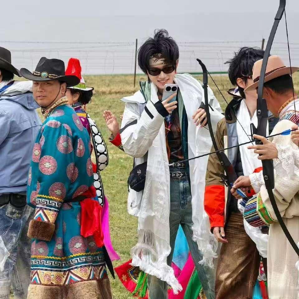 宋亚轩能不能把自拍都发出来 别人玩的是射箭骑马，你玩的是拍照摄影，最后还给自己拍