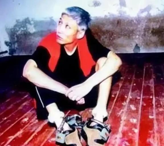 2003年，刘涌被执行死刑前十分镇定，苦笑看妻子、拒绝更换新衣服，押到殡仪馆抬进