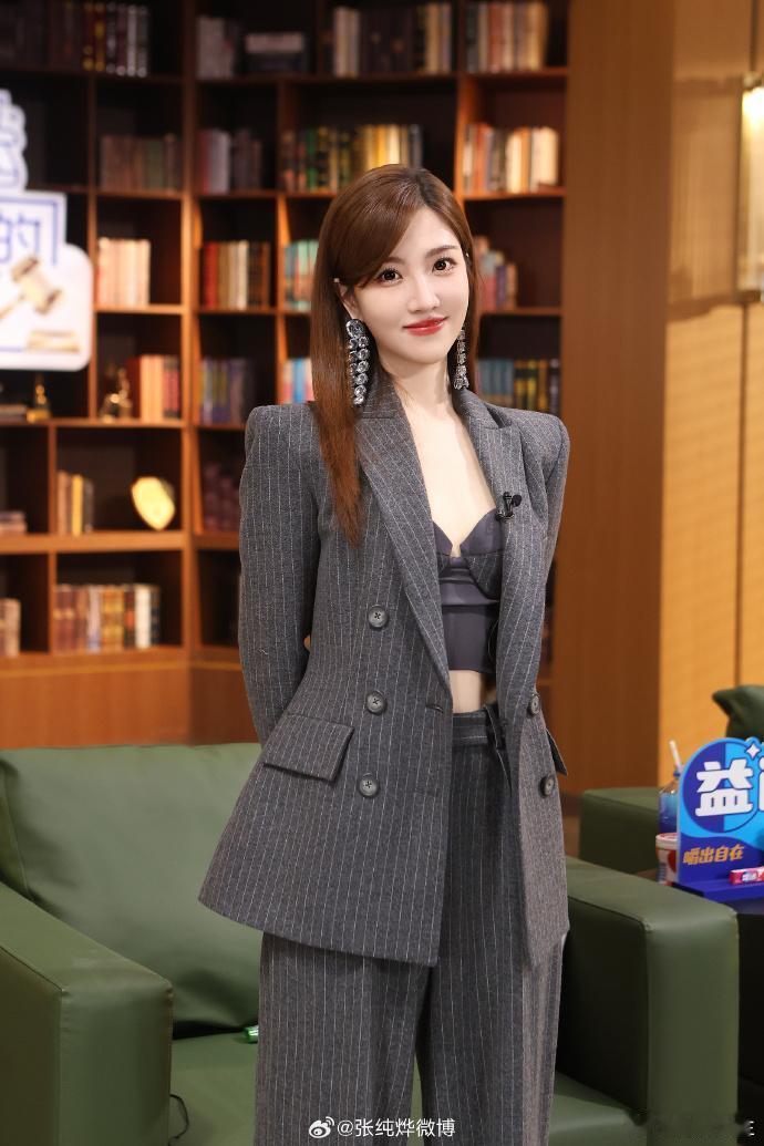 江苏卫视主持人张纯烨 