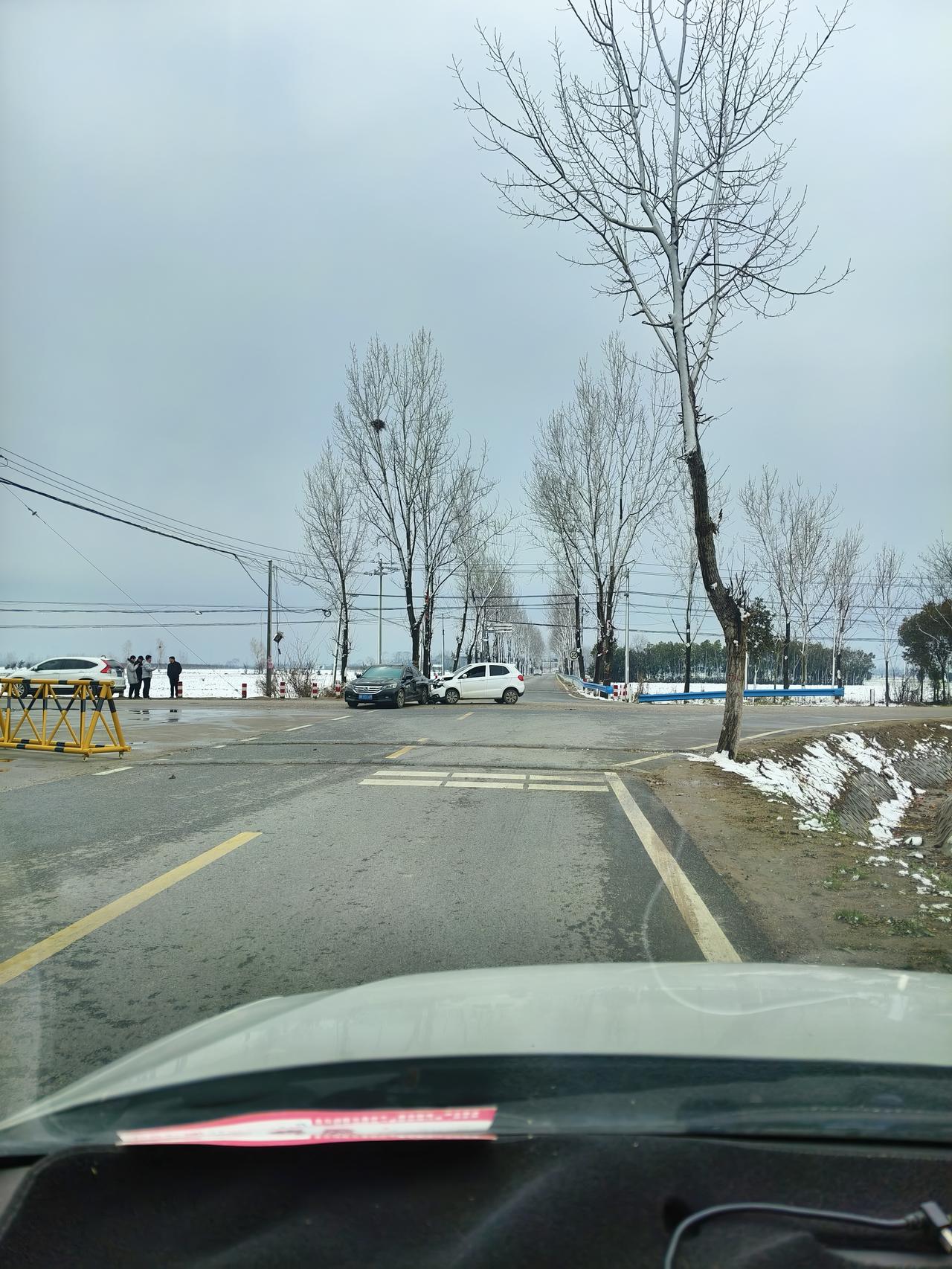 过年人多车多，小心在小心