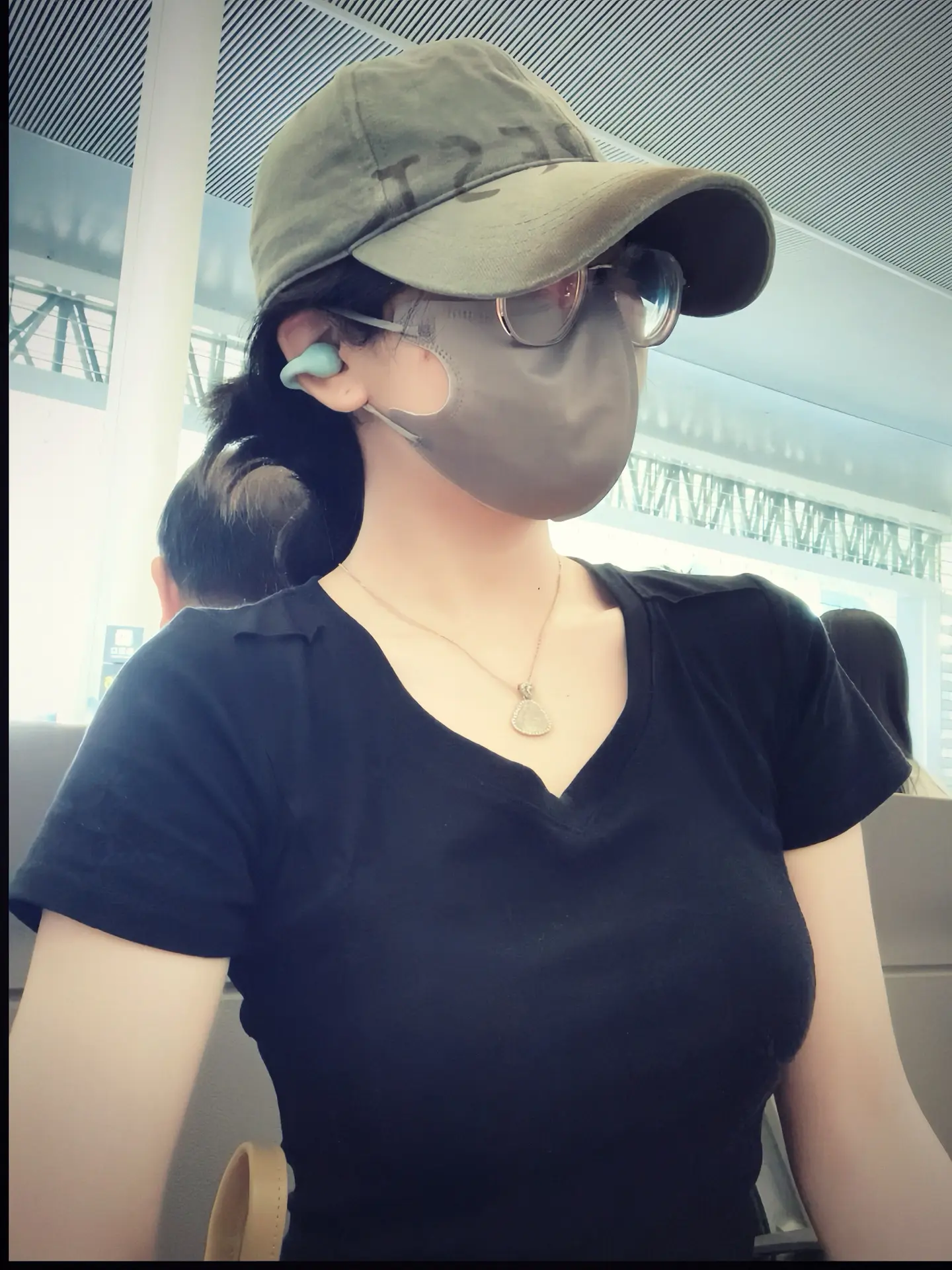 物是人非事事休，欲语泪先流