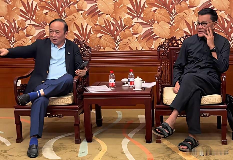 李国庆和东星集团创始人兰世立会面交谈，二人相对坐在中式木椅上，相谈甚欢。有意思的