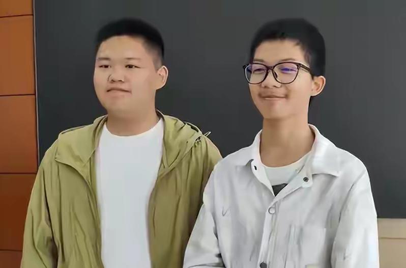谁能想到今年河南理科前两名尖子生，居然全都出自郸城一高，同校还同框接受采访，看到