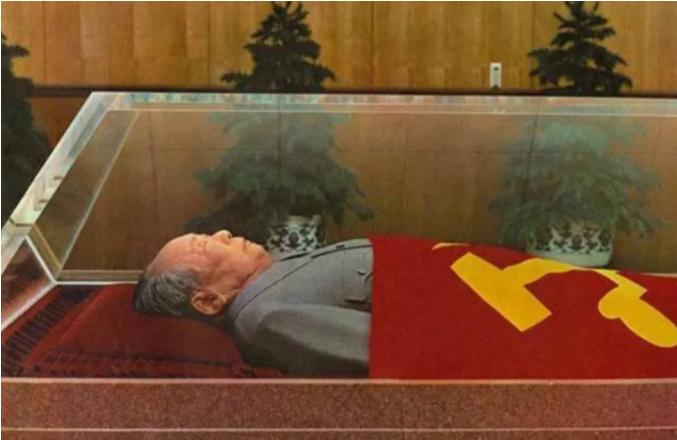 躺在水晶棺里很多年的毛主席，如今看上去也还是和睡着了一般安详。这个特制的水晶棺不