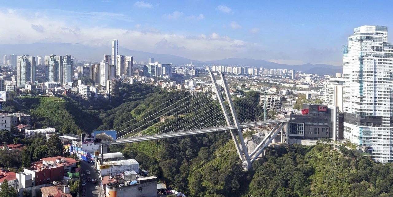 非对称斜拉桥的结构典范：墨西哥城维达尔塔桥
 
坐落于墨西哥城西南洛马斯区陡峭林