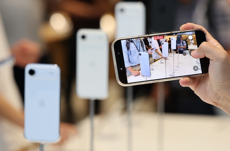 【Apple 施压要求降低价格之际，三星显示和 LG 显示展开了 OLED 价格