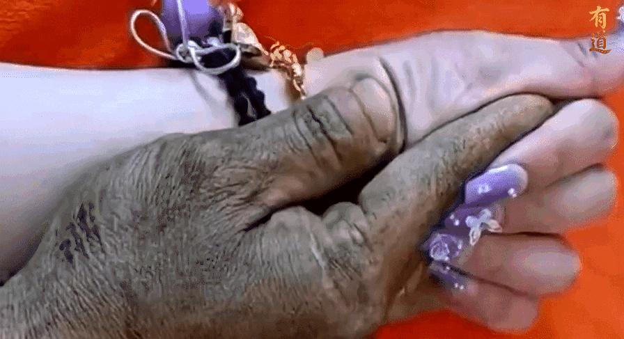 你有没有想过，父亲那双粗糙的手，究竟承载了多少说不出口的爱？
女儿纤细的手指轻轻