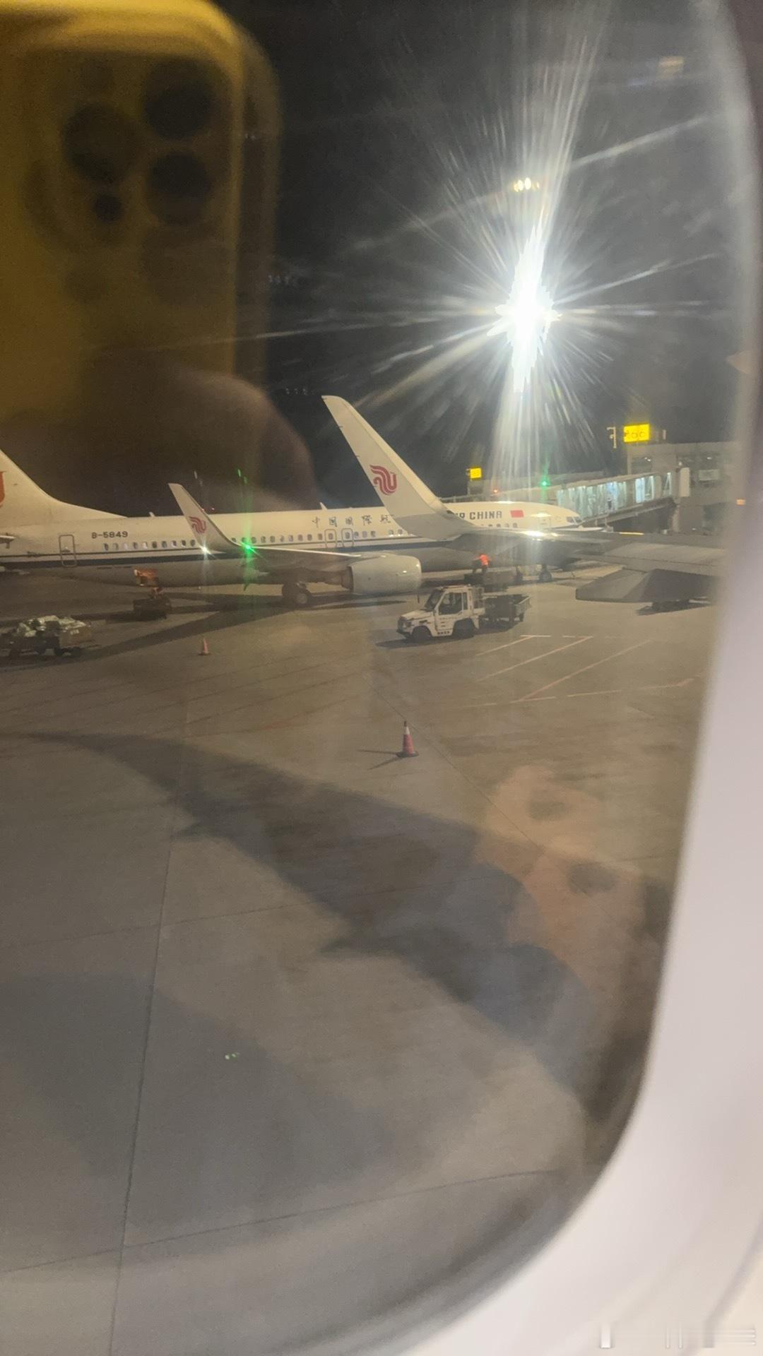 来到了昆明。这一段飞机坐得非常不舒服，想吐。 