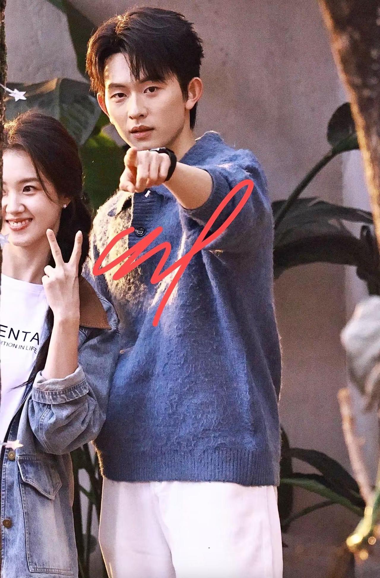 两小无猜看到我和我对视指我比耶太营业了。郭宇欣