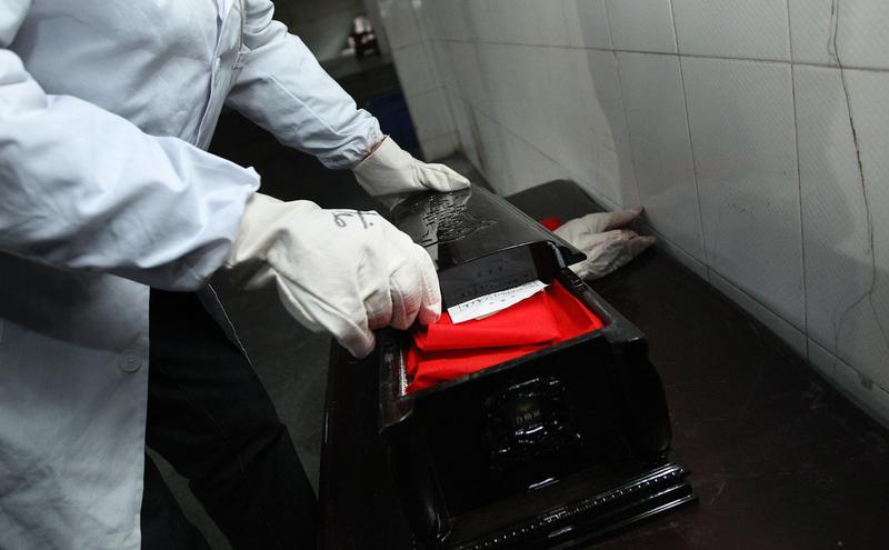 11月4日河南新乡，母亲去世火化后 ，多出四颗神秘钢钉，“殡仪馆说是腰椎上的钢钉