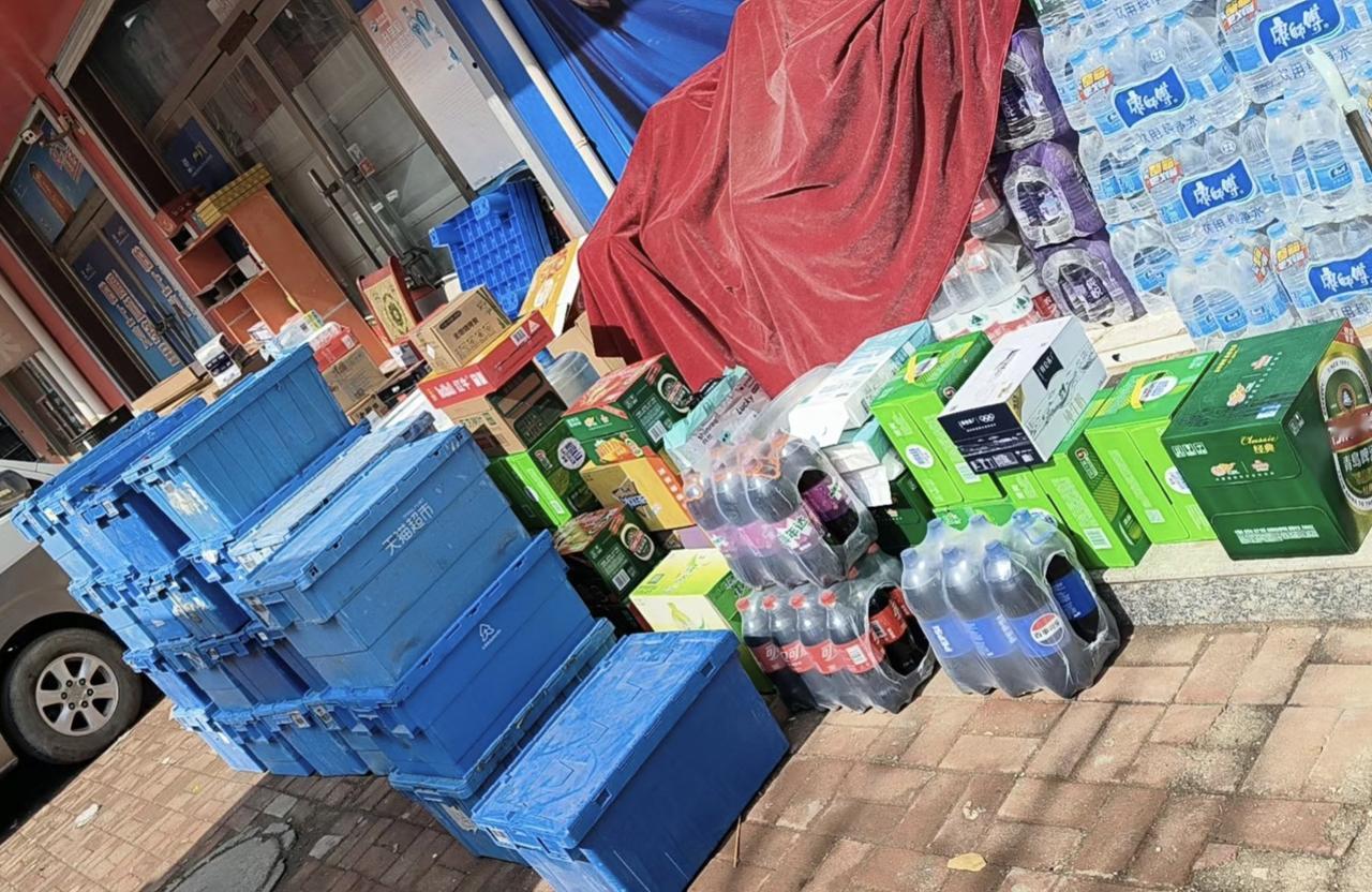 一个年轻时候认识的朋友晶，看脸很漂亮，皮肤又白又嫩。可如果看身材就傻眼了，身高一