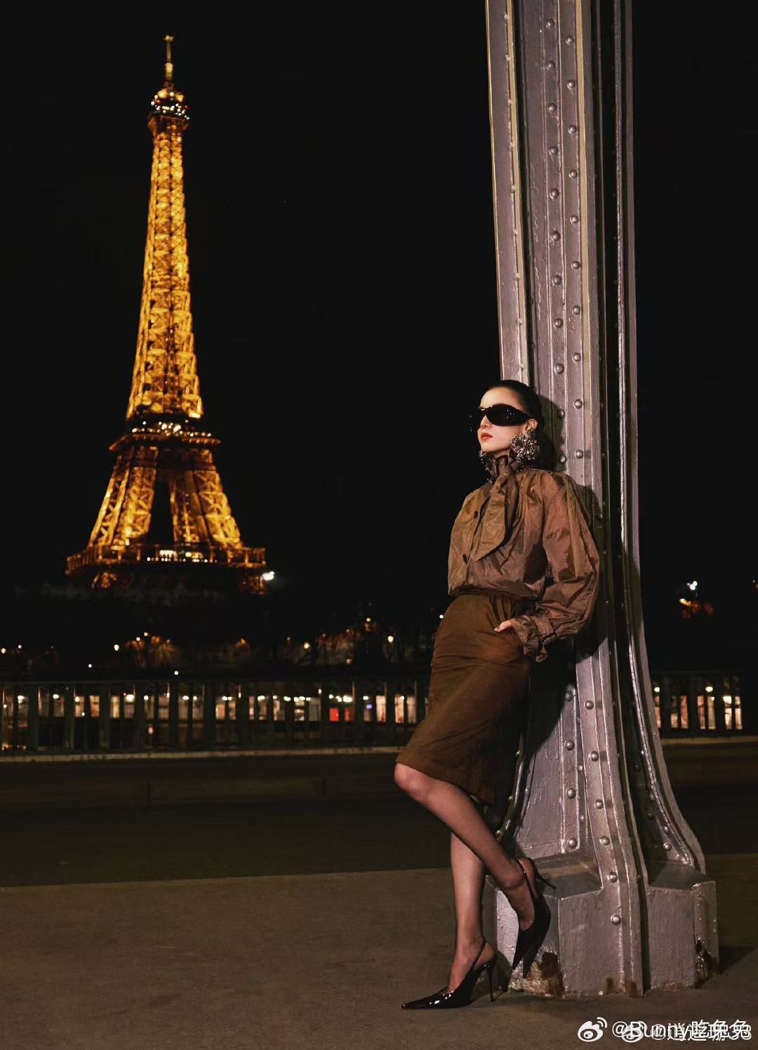 宋佳超大耳环 敢戴又会戴！宋佳这款超大耳环个性十足，完美凸显强大气场与独特时尚品