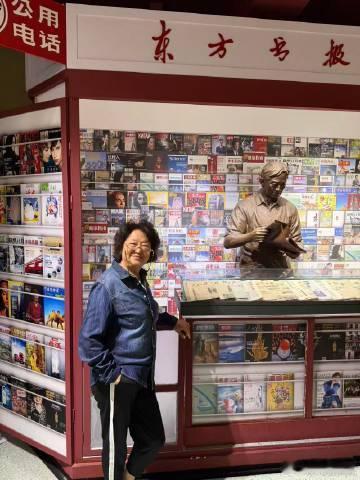 黄晓明带爸妈旅游也得拍游客照 明星也逃不过带爸妈出游必拍游客照的定律！黄晓明一家